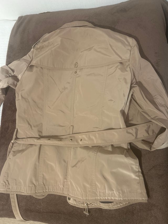 Chaqueta gabardina corta mujer beige