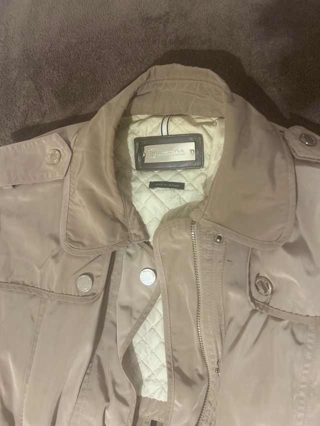 Chaqueta gabardina corta mujer beige