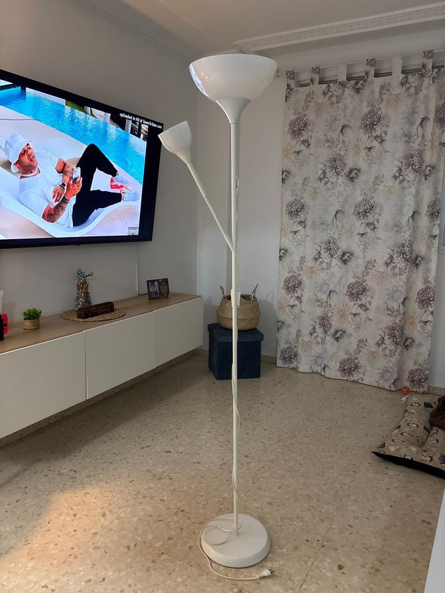 Lámpara de pie salón Ikea blanca