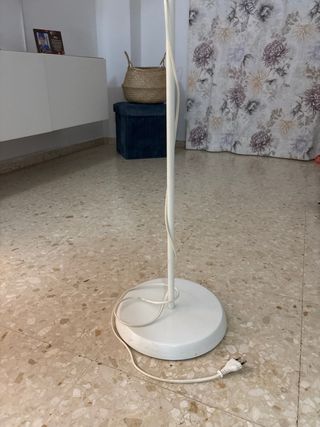 Lámpara de pie salón Ikea blanca
