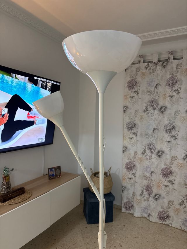 Lámpara de pie salón Ikea blanca