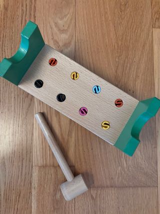 Juego de martillo y clavijas IKEA