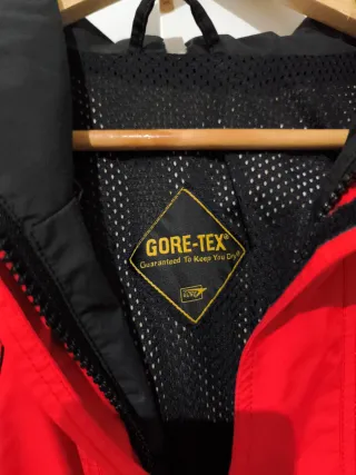 Chaqueta Trangoworld Gore-Tex Roja y Negra