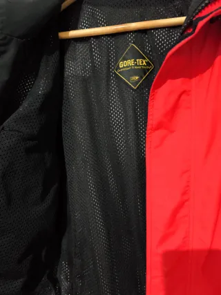 Chaqueta Trangoworld Gore-Tex Roja y Negra