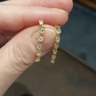 Pendientes largos dorados con circonitas