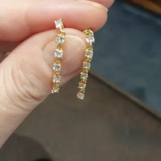 Pendientes largos dorados con circonitas