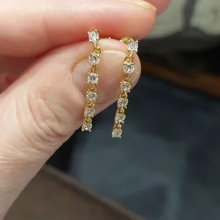 Pendientes largos dorados con circonitas