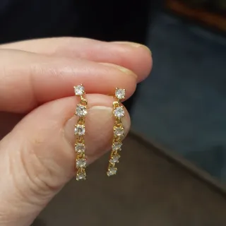 Pendientes largos dorados con circonitas