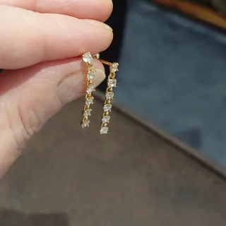 Pendientes largos dorados con circonitas