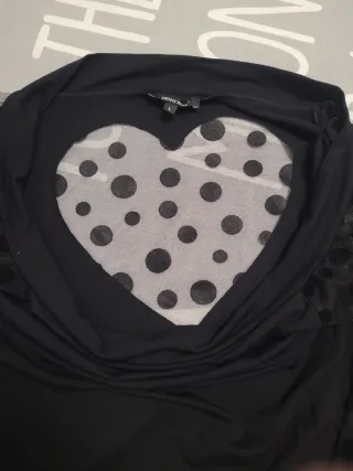 Camiseta Denny Rose negra con mangas de tul