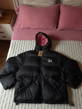 Abrigo Stüssy Negro y Rosa Talla L