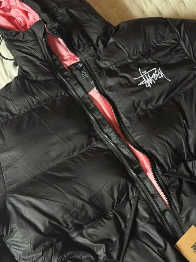 Abrigo Stüssy Negro y Rosa Talla L