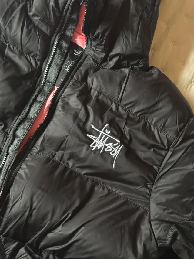 Abrigo Stüssy Negro y Rosa Talla L