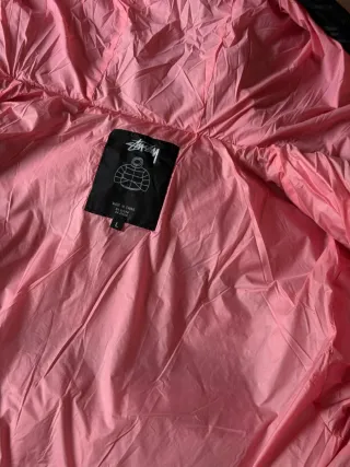 Abrigo Stüssy Negro y Rosa Talla L