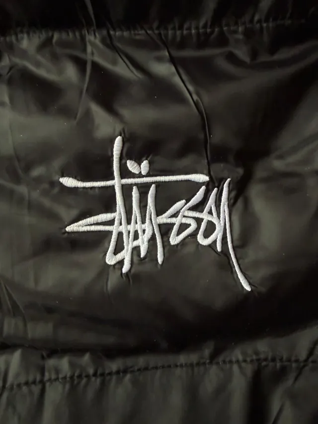 Abrigo Stüssy Negro y Rosa Talla L