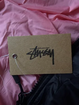 Abrigo Stüssy Negro y Rosa Talla L