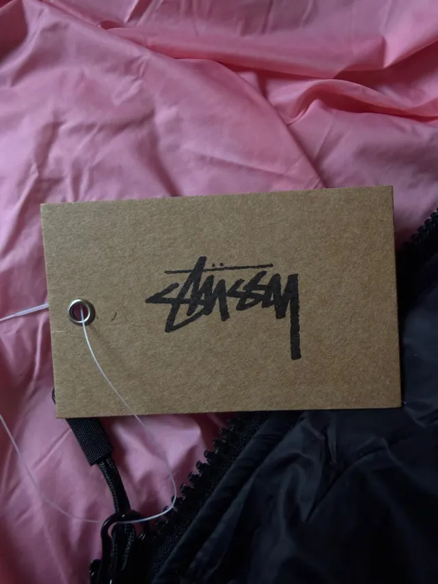 Abrigo Stüssy Negro y Rosa Talla L