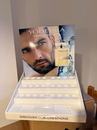 Expositor Perfumes Yodeyma Blanco y Dorado