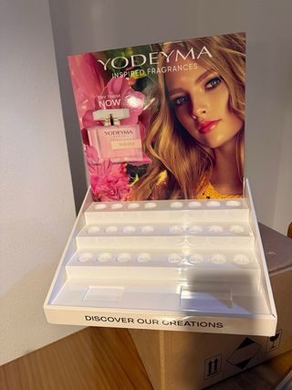 Expositor Perfumes Yodeyma Blanco y Dorado