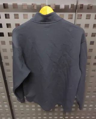 Sudadera Under Armour fina con bolsillos delantero