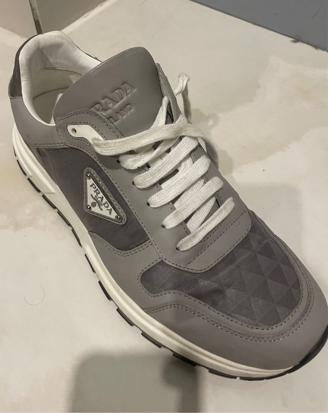 Zapatilla Prada Gris y Blanca