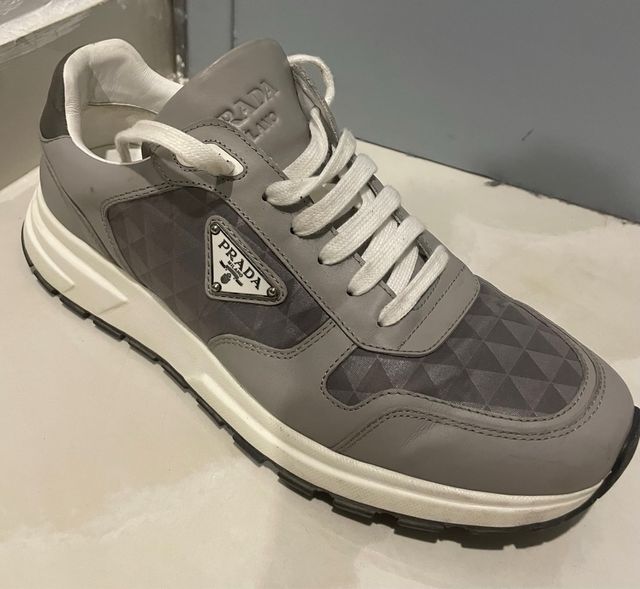 Zapatilla Prada Gris y Blanca