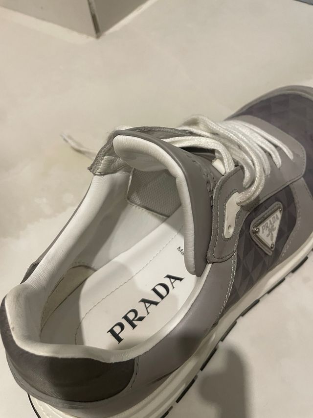 Zapatilla Prada Gris y Blanca