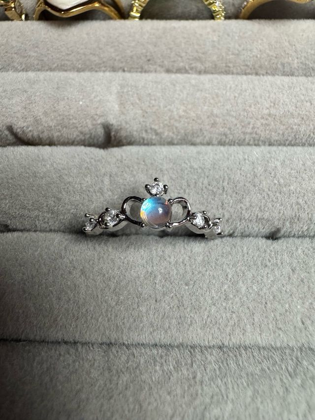 Anel Coroa com Pedra Lua e Zircônias