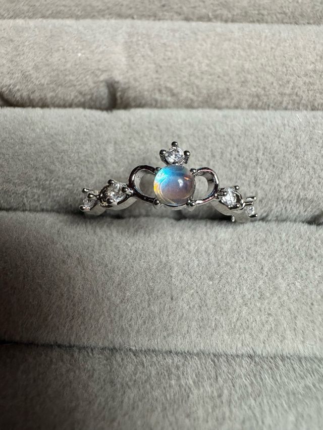 Anel Coroa com Pedra Lua e Zircônias