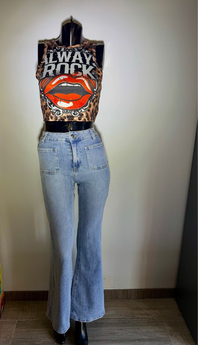 Vaqueros acampanados y camiseta animal print