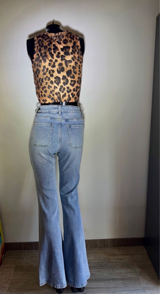 Vaqueros acampanados y camiseta animal print