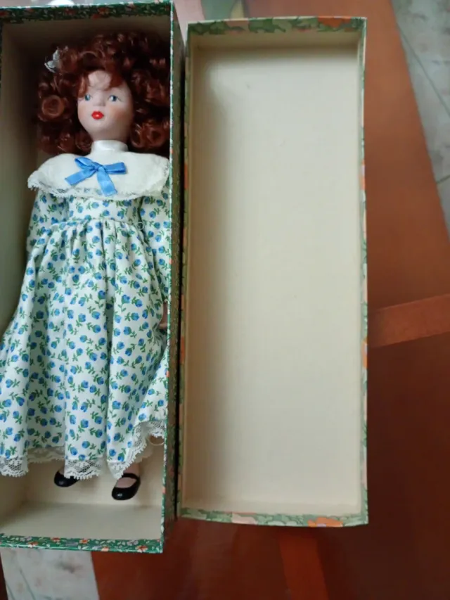 Muñeca de porcelana vintage