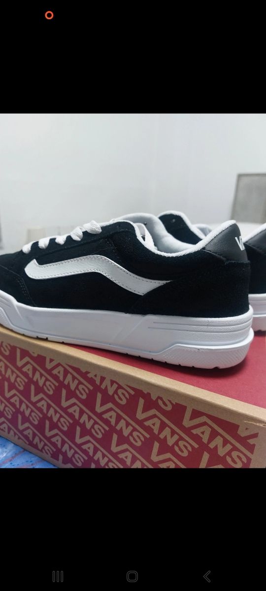 Zapatillas Vans Nuevas Negras y Blancas Talla 38.5