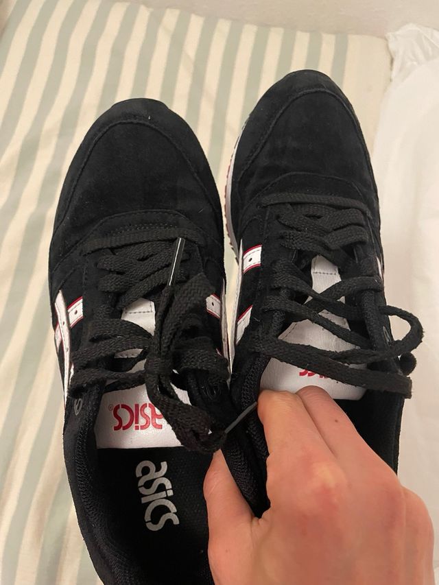 Zapatillas Asics Gel-Saga Negras y Rojas 41,5