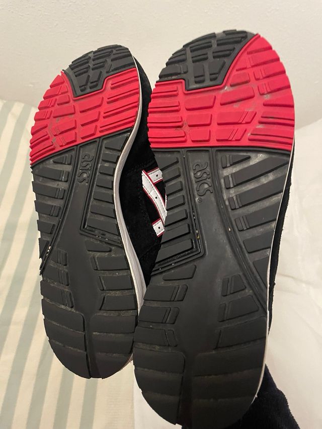 Zapatillas Asics Gel-Saga Negras y Rojas 41,5