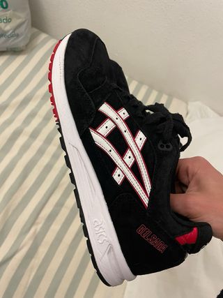 Zapatillas Asics Gel-Saga Negras y Rojas 41,5