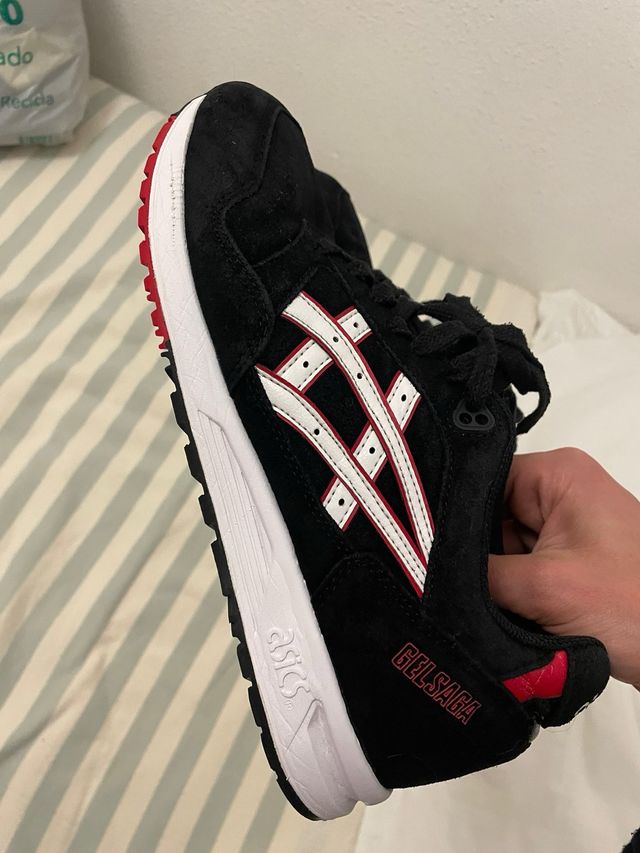 Zapatillas Asics Gel-Saga Negras y Rojas 41,5