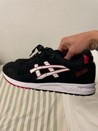 Zapatillas Asics Gel-Saga Negras y Rojas 41,5