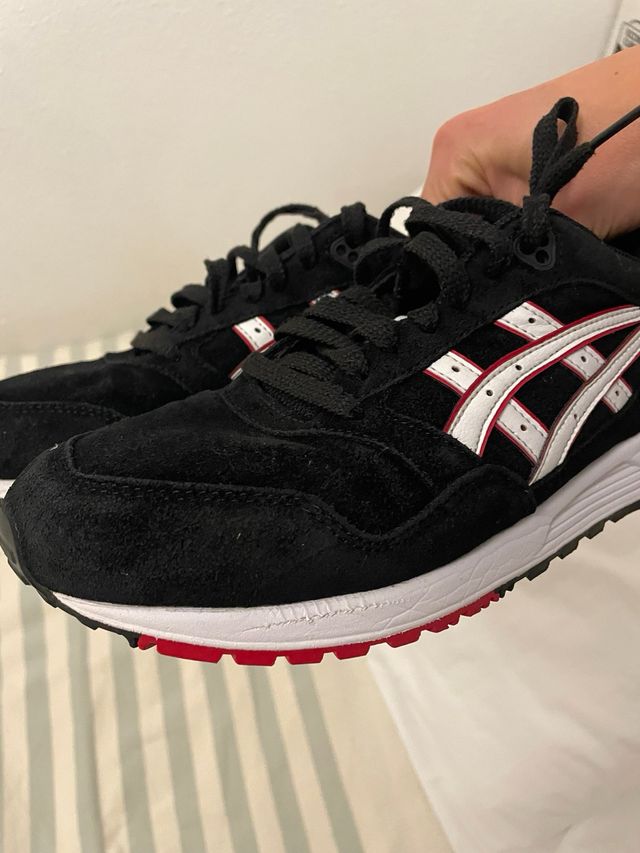 Zapatillas Asics Gel-Saga Negras y Rojas 41,5