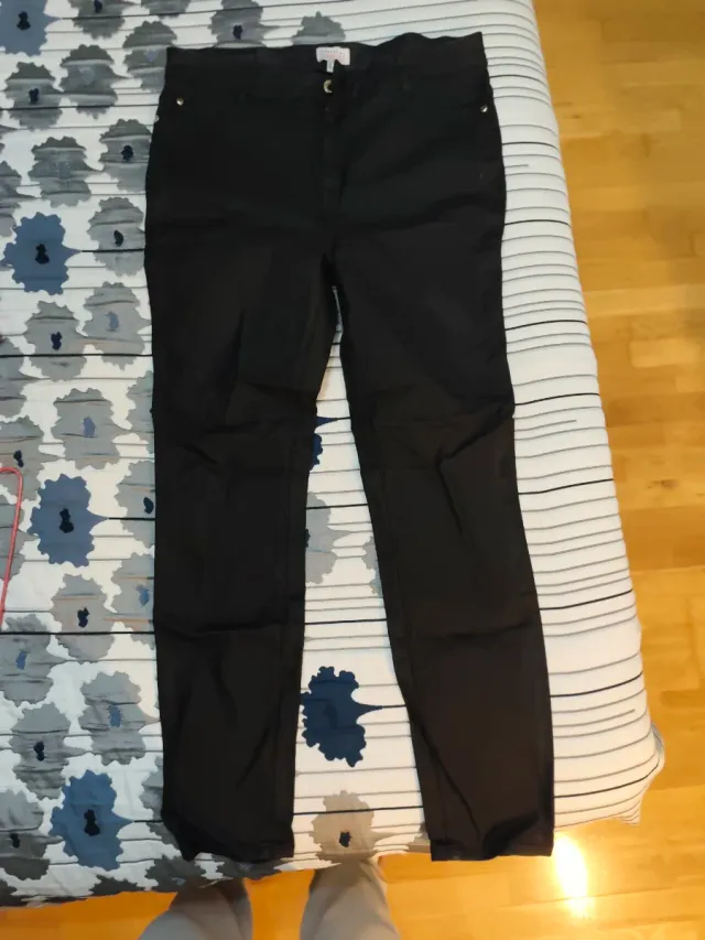 Pantalón negro efecto piel