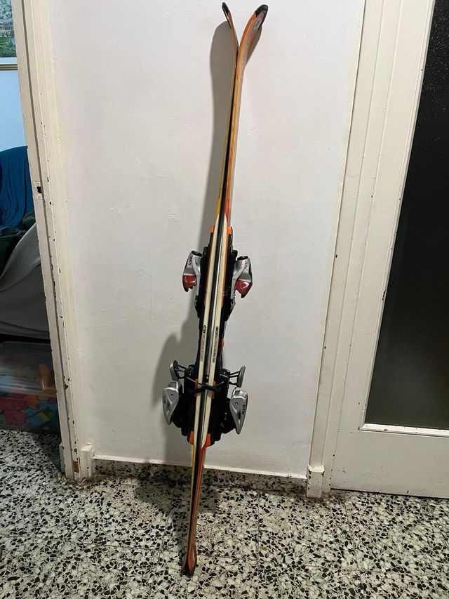 Esquís Dynastar con fijaciones