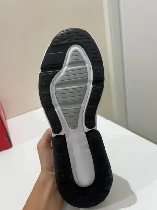 Nike Air Max 270 Gris y Negro