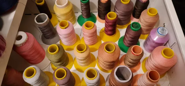 Mueble cajonera con hilos para coser