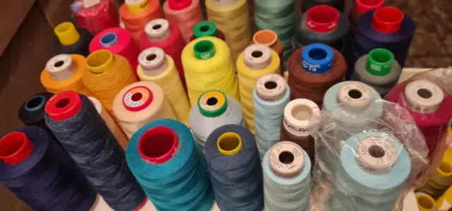 Mueble cajonera con hilos para coser