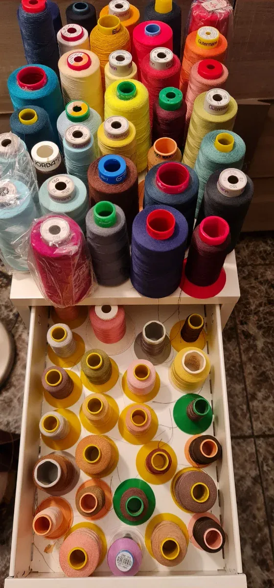 Mueble cajonera con hilos para coser