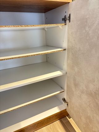 Armario recibidor beige y marrón