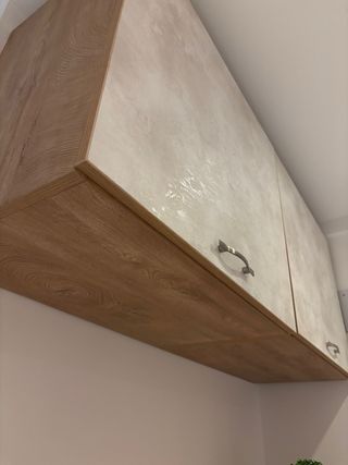 Armario recibidor beige y marrón