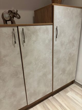 Armario recibidor beige y marrón