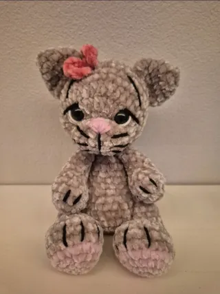 Gattina peluche fatta all'uncinetto in ciniglia