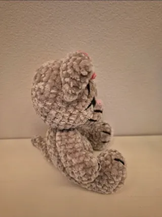 Gattina peluche fatta all'uncinetto in ciniglia